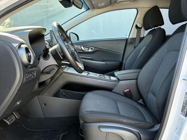 Hyundai Kona EV Fashion 64 kWh / SOH 100% / Fabrieksgarantie t/m 3-2028 / Apple Carplay/Android Auto / Warmtepomp / Navigatie /