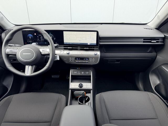 Hyundai Kona 1.6 GDI HEV Comfort Smart / 3000 Voordeel / Stoel- & Stuurverwarming / Achteruitrijcamera / Navigatie / Climate Control / Adaptive Cruise Control / Parkeersensoren Voor + Achter / Digitaal Display / LED Verlichting /