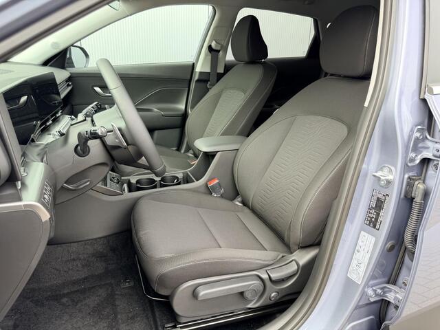 Hyundai Kona 1.6 GDI HEV Comfort Smart / 3000 Voordeel / Stoel- & Stuurverwarming / Achteruitrijcamera / Navigatie / Climate Control / Adaptive Cruise Control / Parkeersensoren Voor + Achter / Digitaal Display / LED Verlichting /
