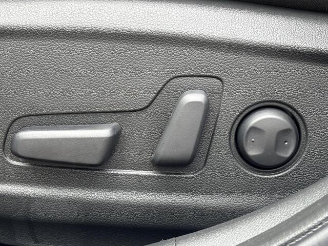 Hyundai Kona 1.6 GDI HEV Premium / Navigatie / Apple Carplay & Android Auto / Lederen Bekleding / Stuur & Stoelverwarming / Stoelventilatie / Elektrisch Verstelbare Stoelen / LED lampen / Parkersensoren Rondom / HUD /