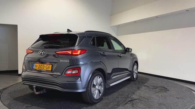 Hyundai Kona EV Premium 64 kWh | Voorstoelen verwarmd & gekoeld | Trekhaak | Warmtepomp | Soh (batterijcheck) Waarde 90,4 %