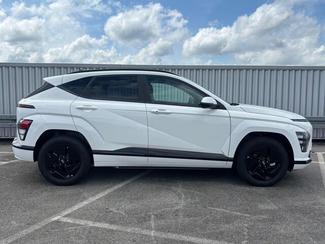 Hyundai Kona Electric Pure Edition 64.8 kWh / ¤500,- Voordeel / Uit Voorraad Leverbaar / Stoel- & Stuurverwarming / Achteruitrijcamera / Parkeersensoren Voor + Achter / Dynamische Navigatie / Climate Control / Adaptive Cruise Control /