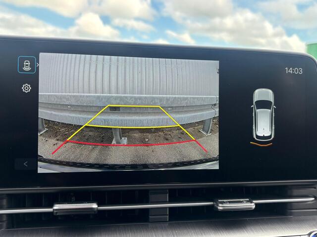 Hyundai Kona Electric Pure Edition 64.8 kWh / ¤500,- Voordeel / Uit Voorraad Leverbaar / Stoel- & Stuurverwarming / Achteruitrijcamera / Parkeersensoren Voor + Achter / Dynamische Navigatie / Climate Control / Adaptive Cruise Control /