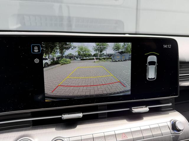 Hyundai Kona Electric Pure Edition 64.8 kWh / Stuur & Stoelverwarming / Navigatie / Achteruitrijcamera / Apple CarPlay & Android Auto / Parkeersensoren V + A /