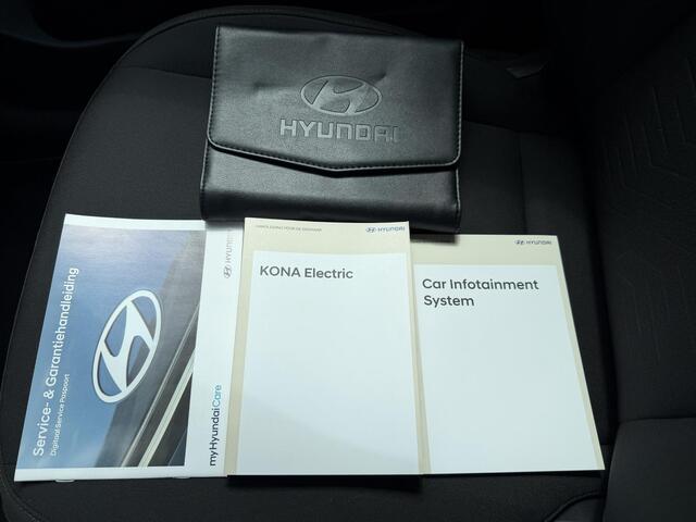 Hyundai Kona Electric Pure Edition 64.8 kWh / Stuur & Stoelverwarming / Navigatie / Achteruitrijcamera / Apple CarPlay & Android Auto / Parkeersensoren V + A /