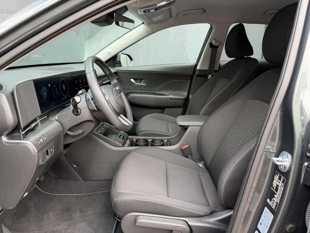 Hyundai Kona Electric Pure Edition 64.8 kWh / Stuur & Stoelverwarming / Navigatie / Achteruitrijcamera / Apple CarPlay & Android Auto / Parkeersensoren V + A /
