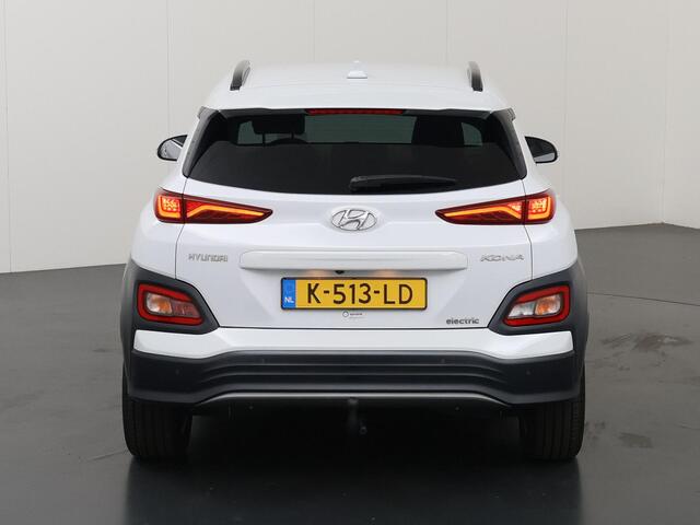 Hyundai Kona EV Limited 64 kWh | SOH 95% | Trekhaak | Lederen Interieur | Navigatie | Stoelverwarming voor + achter | HUD | Camera | DAB | Apple CarPlay/Android Auto | Stoelverwarming + koeling | Adaptieve Cruise Control | KRELL Audio |