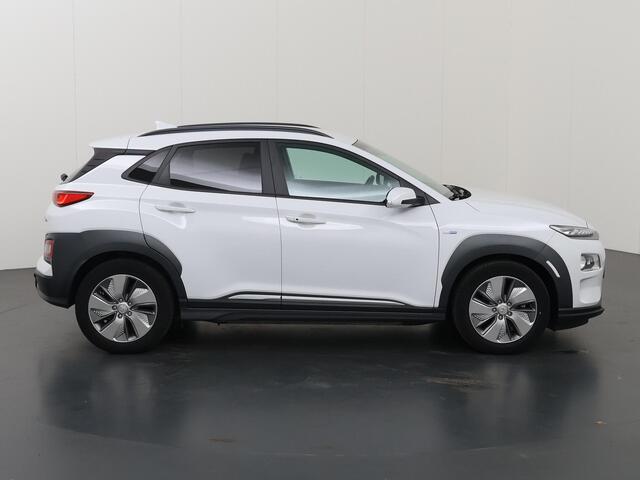 Hyundai Kona EV Limited 64 kWh | SOH 95% | Trekhaak | Lederen Interieur | Navigatie | Stoelverwarming voor + achter | HUD | Camera | DAB | Apple CarPlay/Android Auto | Stoelverwarming + koeling | Adaptieve Cruise Control | KRELL Audio |