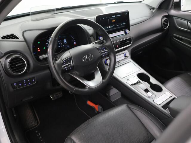 Hyundai Kona EV Limited 64 kWh | SOH 95% | Trekhaak | Lederen Interieur | Navigatie | Stoelverwarming voor + achter | HUD | Camera | DAB | Apple CarPlay/Android Auto | Stoelverwarming + koeling | Adaptieve Cruise Control | KRELL Audio |