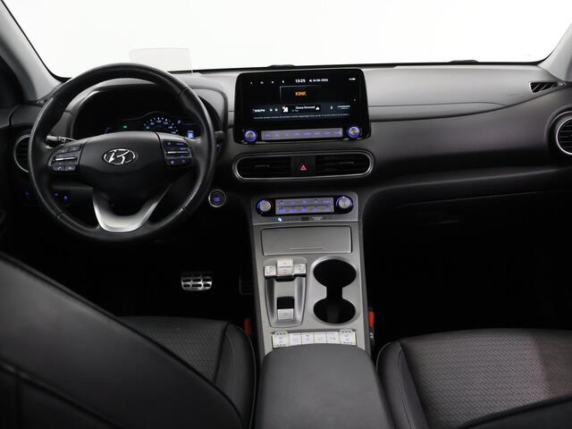 Hyundai Kona EV Limited 64 kWh | SOH 95% | Trekhaak | Lederen Interieur | Navigatie | Stoelverwarming voor + achter | HUD | Camera | DAB | Apple CarPlay/Android Auto | Stoelverwarming + koeling | Adaptieve Cruise Control | KRELL Audio |