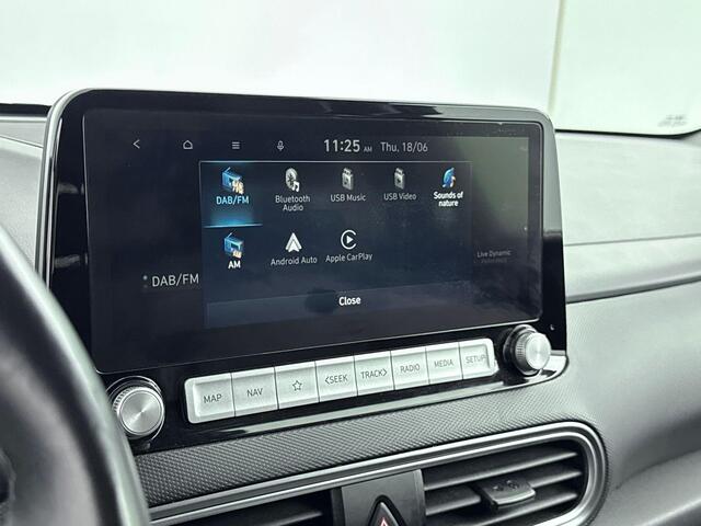 Hyundai Kona EV Premium 64 kWh | Trekhaak fietsendrager | Achteruitrij camera | Stoelverwarming & verkoeling | Navigatie | Apple carplay/android auto |