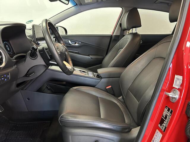 Hyundai Kona EV Premium 64 kWh | SOH 96% | HUD | Leder | Stoelverwarming | Trekhaak | 3-FASE