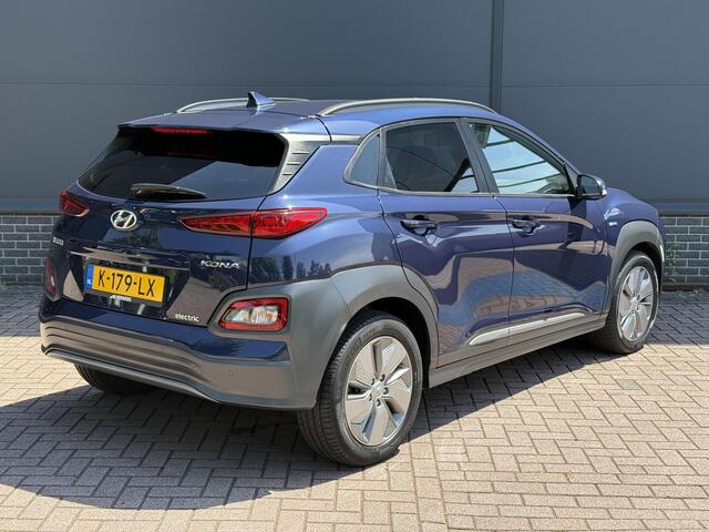 Hyundai Kona EV Limited 64 kWh / Dealer Onderhouden / Origineel Nederlands / SOH 100% / Lederen Bekleding / Elektrisch Vertelbare Stoelen / Navigatie + Apple Carplay & Android Auto / Stoelverwarming & Verkoeling / Warmtepomp / 3 Fase /