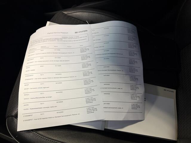 Hyundai Kona EV Limited 64 kWh / Dealer Onderhouden / Origineel Nederlands / SOH 100% / Lederen Bekleding / Elektrisch Vertelbare Stoelen / Navigatie + Apple Carplay & Android Auto / Stoelverwarming & Verkoeling / Warmtepomp / 3 Fase /