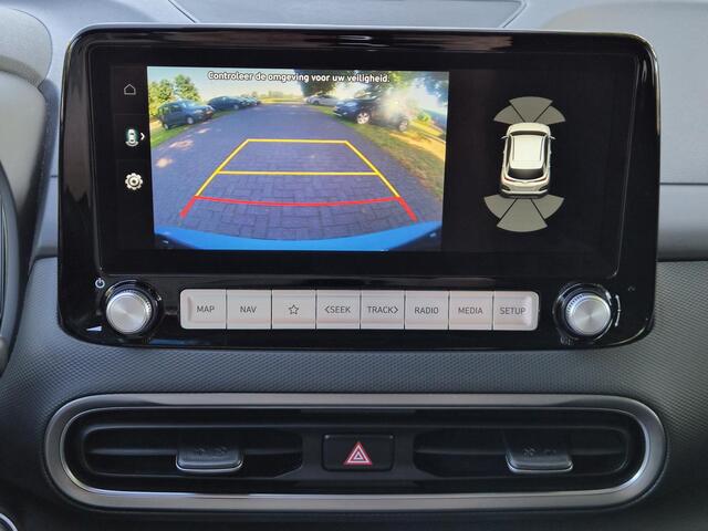 Hyundai Kona EV Comfort Smart 39 kWh / SOH 100% / Fabrieksgarantie tot 04-2027 / Dealer onderhouden / CCS snellader / Navigatie / Warmtepomp / Apple Carplay Android / WLTP bereik 305 km bereik stad 435 km / Stuur- & Stoelverwarming / Achteruitrijcamera / Draadloze tel