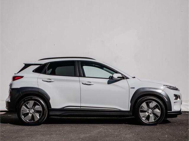 Hyundai Kona EV Premium 64 kWh Warmtepomp/ Stuur+stoelverwarming/ Blindspot/ Schuifdakje/ Camera/ HUD