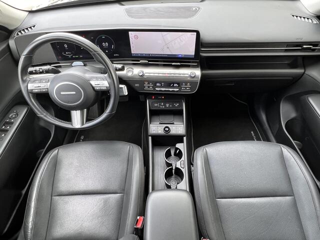 Hyundai Kona 1.6 GDI HEV Premium Sky / Fabrieksgarantie tot 10-2028 / Schuifdak / Leder / Camera 360° / Elektr. stoelen en klep / Stoelventilatie / Stuur-, stoel- en achterbankverwarming / Navi / Apple Carplay Android / 18" LM wielen /