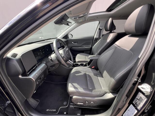 Hyundai Kona 1.6 GDI HEV Premium Sky / Fabrieksgarantie tot 10-2028 / Schuifdak / Leder / Camera 360° / Elektr. stoelen en klep / Stoelventilatie / Stuur-, stoel- en achterbankverwarming / Navi / Apple Carplay Android / 18" LM wielen /