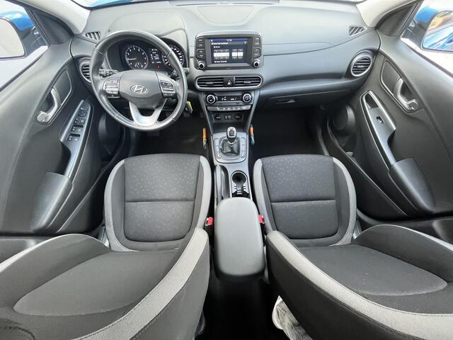 Hyundai Kona 1.0T Comfort / Afneembare Trekhaak (1.200KG) / 100% Dealeronderhouden / 1e Eigenaar / Navigatie DMV Apple Carplay&Android Auto / Dab / Achteruitrij Camera / Lichtmetalen Velgen 16" /