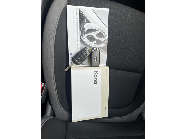 Hyundai Kona 1.0T Comfort / Afneembare Trekhaak (1.200KG) / 100% Dealeronderhouden / 1e Eigenaar / Navigatie DMV Apple Carplay&Android Auto / Dab / Achteruitrij Camera / Lichtmetalen Velgen 16" /