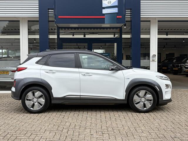 Hyundai Kona EV Premium 64 kWh / 204 PK / Warmtepomp / Apple-Carplay & Android-Auto / Stoelverwarming en -Verkoeling / Stuurverwarming / Adaptieve Cruise-Control / Elektr. Verstelbare-Stoelen / DAB Radio-Bluetooth / Navi / Dodehoek-Detectie / Climate-Control / PDC Camera-Achter / Keyless / 17'' LMV / All-Seasons / ENZ.