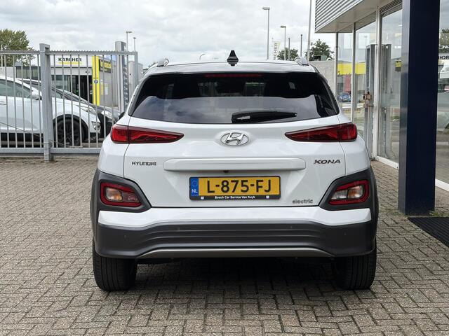 Hyundai Kona EV Premium 64 kWh / 204 PK / Warmtepomp / Apple-Carplay & Android-Auto / Stoelverwarming en -Verkoeling / Stuurverwarming / Adaptieve Cruise-Control / Elektr. Verstelbare-Stoelen / DAB Radio-Bluetooth / Navi / Dodehoek-Detectie / Climate-Control / PDC Camera-Achter / Keyless / 17'' LMV / All-Seasons / ENZ.