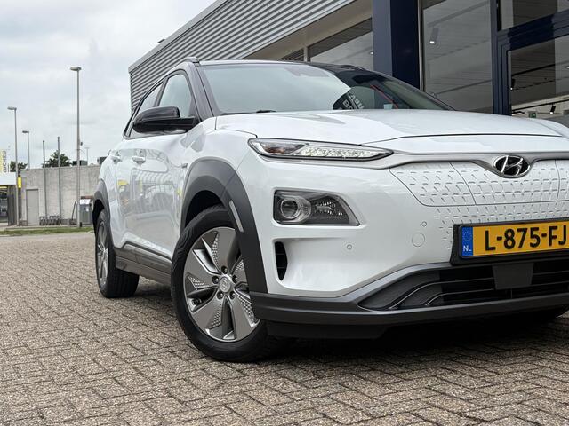 Hyundai Kona EV Premium 64 kWh / 204 PK / Warmtepomp / Apple-Carplay & Android-Auto / Stoelverwarming en -Verkoeling / Stuurverwarming / Adaptieve Cruise-Control / Elektr. Verstelbare-Stoelen / DAB Radio-Bluetooth / Navi / Dodehoek-Detectie / Climate-Control / PDC Camera-Achter / Keyless / 17'' LMV / All-Seasons / ENZ.
