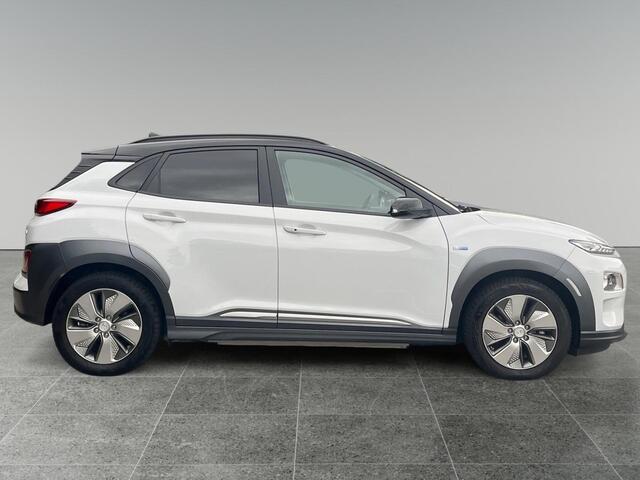 Hyundai Kona EV Premium 64 kWh 204pk | PREMIUM LEDER | ADAPTIVE CRUISE | CAMERA | STOELVERW. + KOELING | NAVI |
