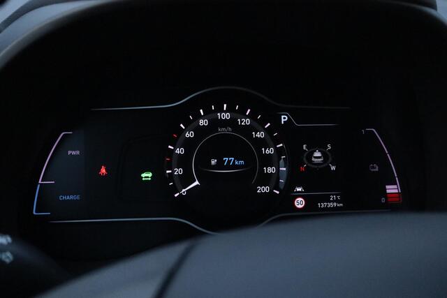 Hyundai Kona EV Premium 64 kWh | SOH 90,7% | Stoelverwarming-ventilatie | Trekhaak | Head-up display | Camera
