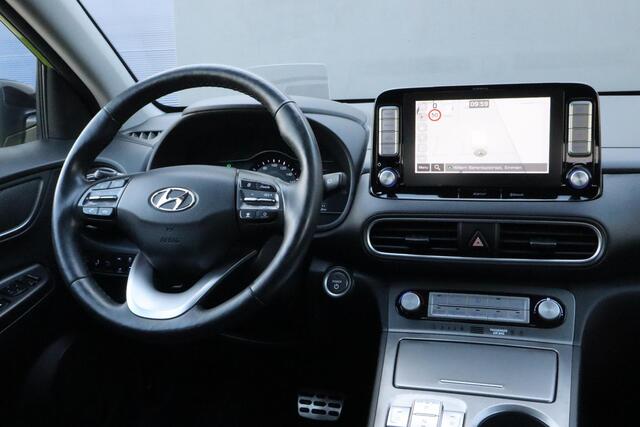 Hyundai Kona EV Premium 64 kWh | SOH 90,7% | Stoelverwarming-ventilatie | Trekhaak | Head-up display | Camera