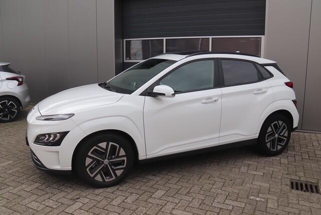 Hyundai Kona EV Premium Sky 64 kWh, Schuifdak, Stoelverwarming/Verkoeling, Stuurverwarmd, Carplay, Camera, Navi, SOH 98,3%
