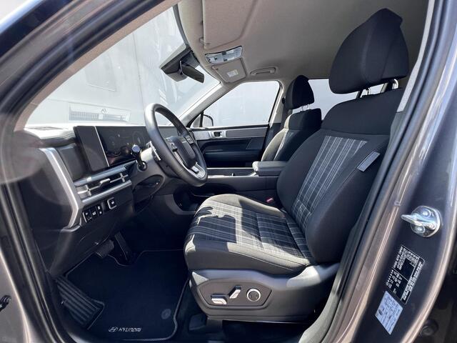 Hyundai SANTA FE 1.6 T-GDI PHEV Comfort Smart 4WD 7p. Automaat / Als nieuw 7 persoons / Stoelventilatie / Stuur-, stoel- en achterbankverwarming / Navi / Apple Carplay Android / 20" LM wielen /