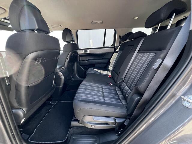 Hyundai SANTA FE 1.6 T-GDI PHEV Comfort Smart 4WD 7p. Automaat / Als nieuw 7 persoons / Stoelventilatie / Stuur-, stoel- en achterbankverwarming / Navi / Apple Carplay Android / 20" LM wielen /