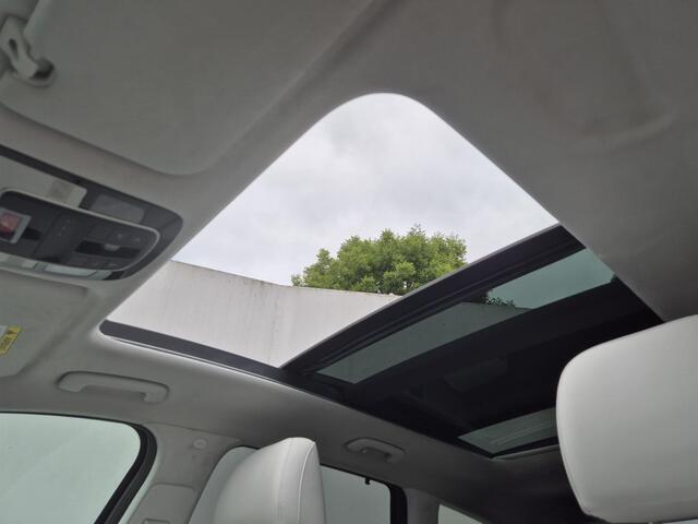 Hyundai SANTA FE 1.6 T-GDI PHEV Plug-in Premium Plus Sky Automaat / HUD / Glazen schuif- en kanteldak / Stuur-, Stoel en Achterbankverwarming / Rondomzicht camera / Elektrische achterklep / Stoelventilatie / Adaptief CC /
