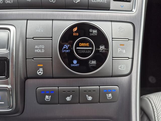 Hyundai SANTA FE 1.6 T-GDI PHEV Plug-in Premium Plus Sky Automaat / HUD / Glazen schuif- en kanteldak / Stuur-, Stoel en Achterbankverwarming / Rondomzicht camera / Elektrische achterklep / Stoelventilatie / Adaptief CC /