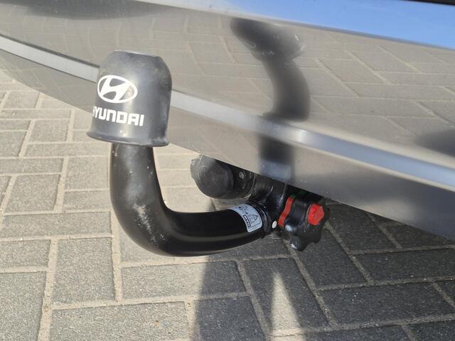 Hyundai SANTA FE 1.6 T-GDI PHEV Plug-in Premium Automaat / HUD / Afn. trekhaak 1.350 kg / EAER 58 km stad 69km / Elektrische achterklep / Stuur-,Stoel en Achterbankverwarming / Adaptief CC / Stoelventilatie / Rondomzicht camera /