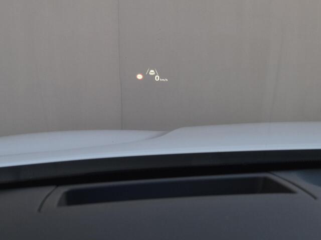 Hyundai SANTA FE 1.6 T-GDI HEV Premium Plus Sky 7p. Automaat / HUD / 7 Persoons / Allseason banden / Trekgewicht 1650 Kg / Stuur-, Stoel en Achterbankverwarming / Elektrische achterklep / Glazen schuif- en kanteldak / Stoelventilatie /