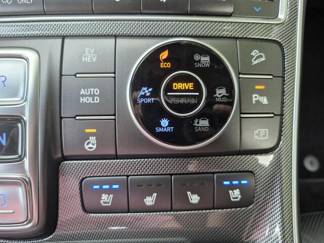 Hyundai SANTA FE 1.6 T-GDI PHEV Plug-in Premium Automaat / Dealer onderhouden / EAER 58km / Apple Carplay Android Auto / Adaptief CC / Achteruitrijcamera / Stuur- Stoel en Achterbankverwarming / Elektrische achterklep / Trekgewicht 1350 / Climate control / kg /