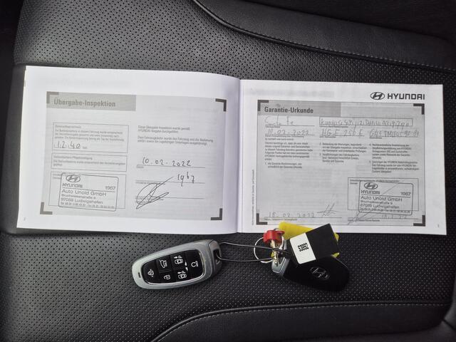 Hyundai SANTA FE 1.6 T-GDI PHEV Premium Sky 7P automaat / 7 persoons / Accu SOH 100% / Dealer onderhouden / Afneembare trekhaak / Head Up Display / Trekgewicht 1350 kg / Glazen schuif- en kanteldak / Stuur- Stoel & Achterbankverwarming /