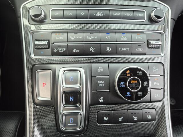 Hyundai SANTA FE 1.6 T-GDI PHEV Premium Sky 7P automaat / 7 persoons / Accu SOH 100% / Dealer onderhouden / Afneembare trekhaak / Head Up Display / Trekgewicht 1350 kg / Glazen schuif- en kanteldak / Stuur- Stoel & Achterbankverwarming /