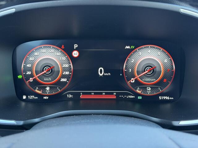 Hyundai SANTA FE 1.6 T-GDI PHEV Premium Automaat / Fabrieksgarantie tot 12-2027 / Dealer Onderhouden / HUD / Lederen Bekleding / Dodehoek Detectie / Elektr. Stoelen met Memory / Stoel & Stuurwiel Verwarming / Stoel Ventilatie / Adaptieve Cruise Control / 360 Camera / Acht