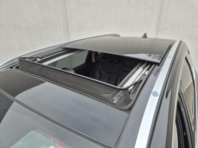 Hyundai SANTA FE 1.6 T-GDI HEV 4WD Premium Sky / Dealer onderhouden / Glazen schuif- en kanteldak / Head Up Display / Trekgewicht 1650 kg / Stuur- Stoel & Achterbank verwarming / Elektrische achterklep / Rondomzicht camera / Stoelventilatie / Adaptief cruise control /