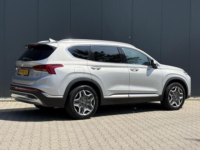 Hyundai SANTA FE 1.6 T-GDI PHEV Premium Sky / 7 personen / Elektrisch glazen panorama-dak / Automaat / All-season banden / Navigatie / Apple Carplay/Android Auto / Stoel verwarming/verkoeling / Airco separaat achter / Achter stoelverwarming / Cruise Control /