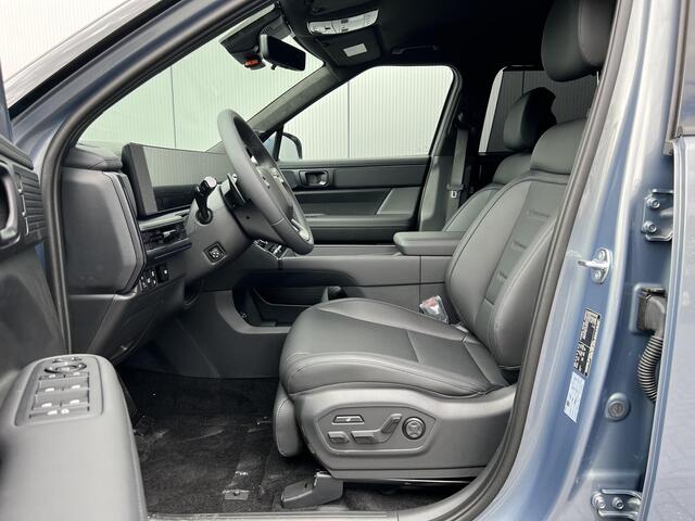 Hyundai SANTA FE 1.6 T-GDI PHEV Black Line 4WD 7p / Rijklaar incl. ¤ 5.000,- korting voor ¤ 66.143,- / 288 pk met 1700 KG trekvermogen / 20" / Leder zwart /