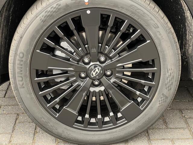 Hyundai SANTA FE 1.6 T-GDI PHEV Black Line 4WD 7p / Rijklaar incl. ¤ 5.000,- korting voor ¤ 66.143,- / 288 pk met 1700 KG trekvermogen / 20" / Leder zwart /