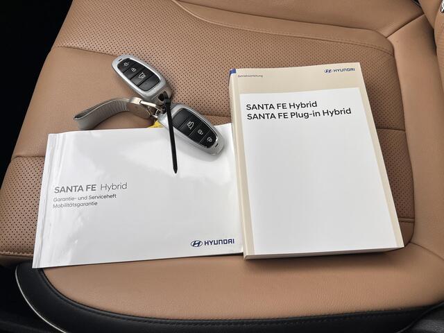 Hyundai SANTA FE 1.6 T-GDI PHEV Premium Sky 7P / Dealer onderhouden / 7 persoons / Accu SoH 100 % / 1.350 kg trekgewicht / Leder / Stoelventilatie / Stuur-, stoel- en achterbankverwarming / Camera 360° / Apple Carplay Android / 19" LM wielen /