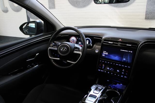 Hyundai TUCSON 1.6 T-GDI HEV Comfort Smart | Incl. 12 maanden garantie | Nieuwstaat | Achteruitrijcamera | Apple CarPlay | Stoel + stuurverwarming | Adaptive cruise | 1650 KG trekgewicht | F1 flippers | DAB radio | LED koplampen |