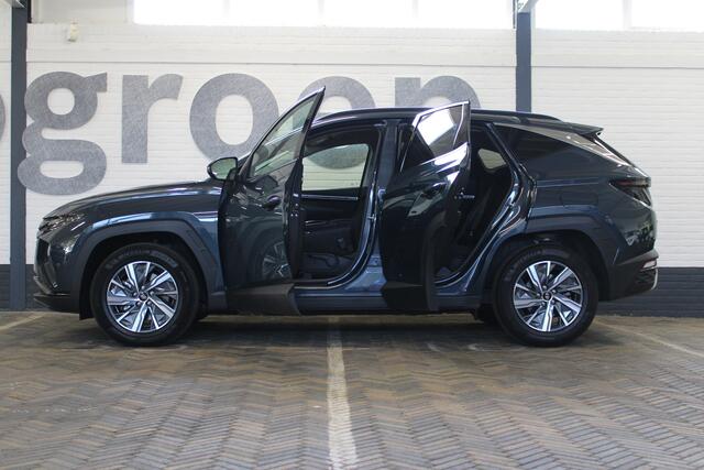 Hyundai TUCSON 1.6 T-GDI HEV Comfort Smart | Incl. 12 maanden garantie | Nieuwstaat | Achteruitrijcamera | Apple CarPlay | Stoel + stuurverwarming | Adaptive cruise | 1650 KG trekgewicht | F1 flippers | DAB radio | LED koplampen |