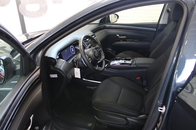 Hyundai TUCSON 1.6 T-GDI HEV Comfort Smart | Incl. 12 maanden garantie | Nieuwstaat | Achteruitrijcamera | Apple CarPlay | Stoel + stuurverwarming | Adaptive cruise | 1650 KG trekgewicht | F1 flippers | DAB radio | LED koplampen |