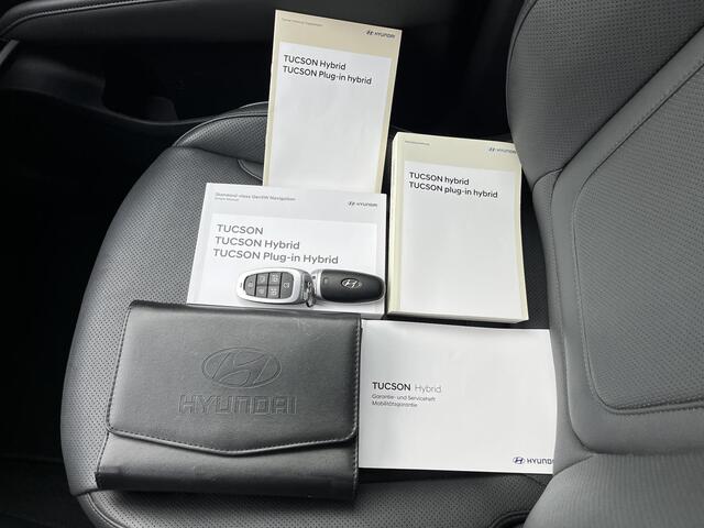 Hyundai TUCSON 1.6 T-GDI PHEV Premium Sky 4WD Automaat / Trekgewicht 1.350 kg / Dealer onderhouden / Elektrisch Glazen schuif- en kanteldak / Elektrische achterklep / Camera 360° / Apple Carplay & Android Auto / Stuur- en stoelverwarming voor en achter / Stoelverkoeling